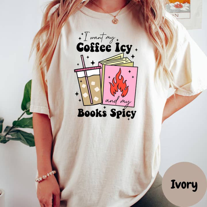 Café Glacé Livres Épicés T-shirt, Tee Romance Lecteur Comfort Colors®, T-shirt Livresque Café Glacé, T-shirt Lectures Épicées, Cadeau Amateur de Smut pour la vente par Purely Bookish