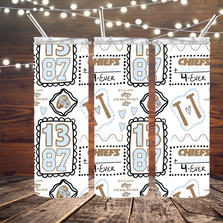 Gobelet mince de 20 oz pour fiançailles des Chiefs de Taylor Travis Swiftie pour la vente par Dogwood Graphics & Design