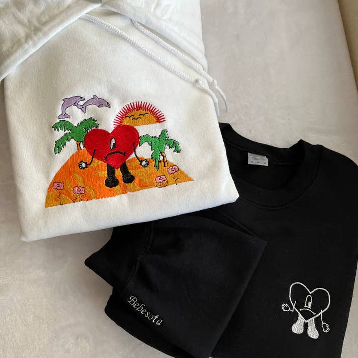 Girocollo ricamato Bad Bunny Un Verano Sin Ti per la vendita all'ingrosso da parte di Ocean and Sun Co