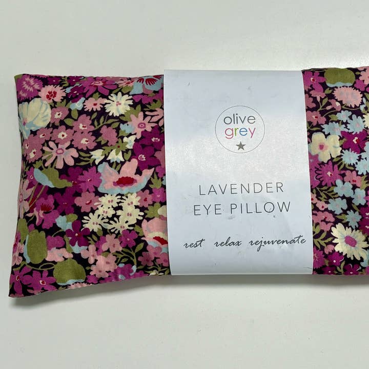 Liberty of London oogkussen met paarse en lila bloemen en lavendel voor wholesale door Sharon Mccoy Designs