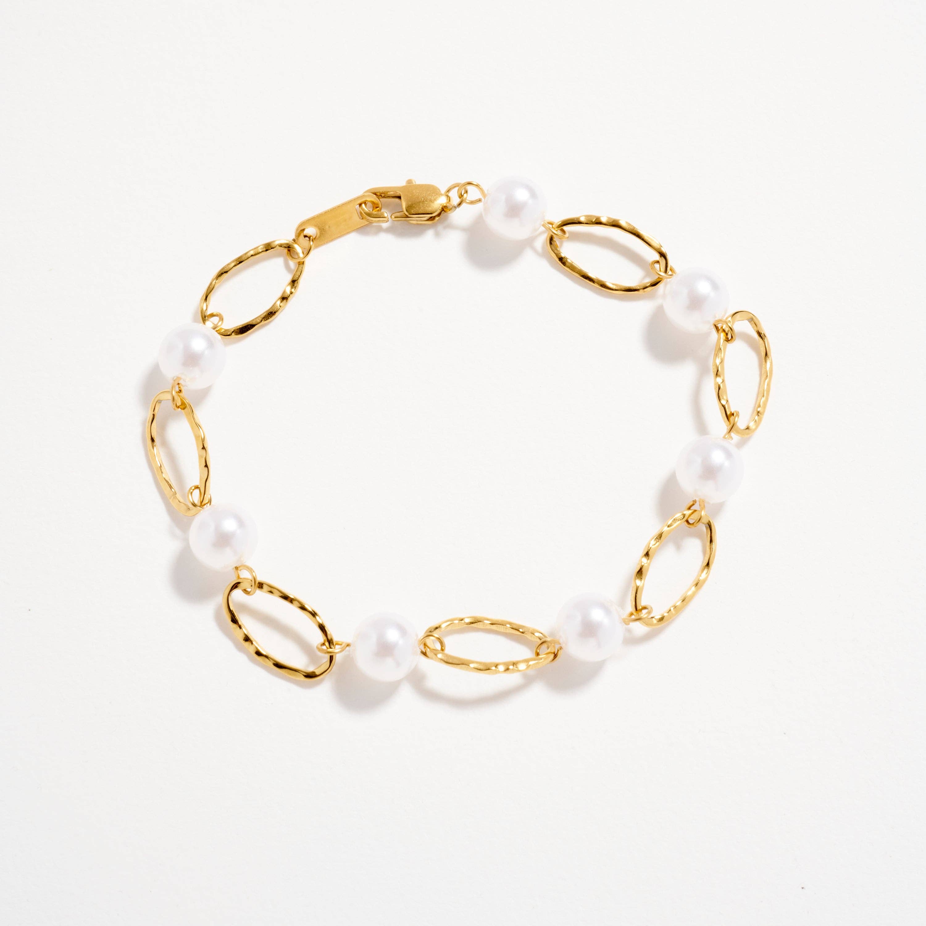 GD Goudkleurige Parel Schakelarmband – Elegante Getextureerde Schakelarmband met Imitatieparels voor groothandel op Faire