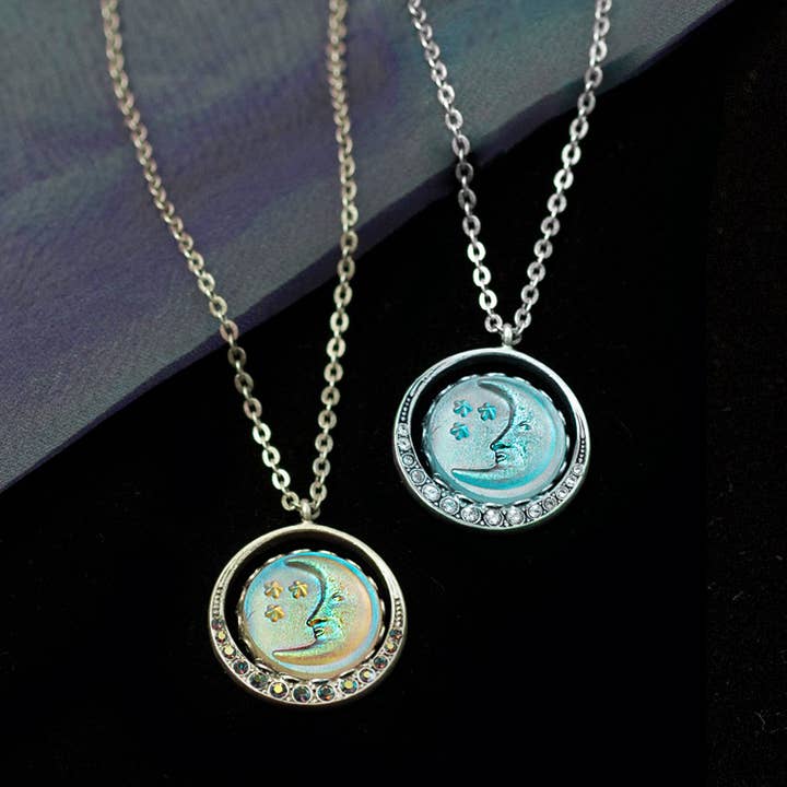 Collier Lune Irisé N1631 pour la vente par Sweet Romance Jewelry