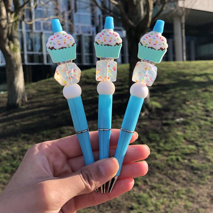 ”Födelsedagstårta” Grattis på födelsedagen pärlstav penna för wholesale av Amy Designs