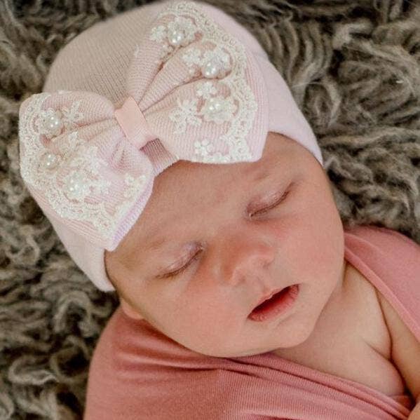 www.ilybean.com – Großhandel Neugeborenen-Mütze – Baby – ilybean Rosa neugeborener Krankenhaushut mit Spitze und Perlenbesatz0