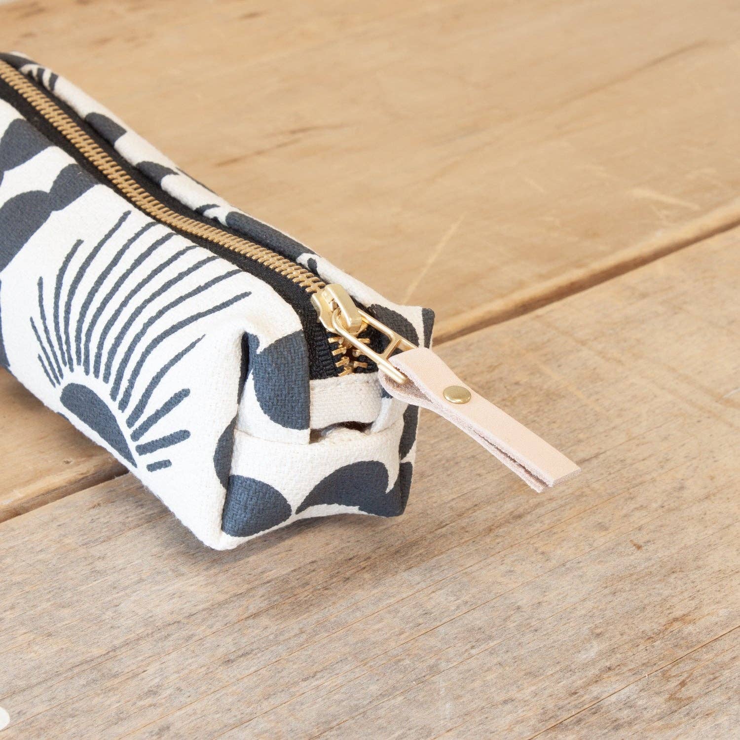 SVART BLIXTLÅS SLITEN SVART SOL + MÅNPENNA VÄSKA för wholesale på Faire6