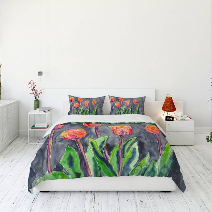 Housse de couette ou couette All in a Row Tulips pour la vente par Brazen Design Studio