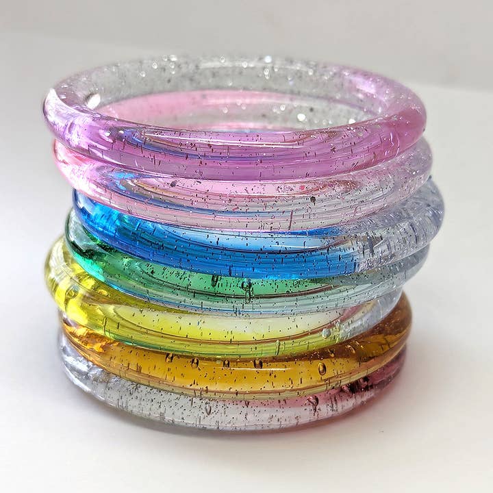 Bracelets joncs transparents en résine pailletée bicolore à enfiler pour la vente par Stylish Jewelry Supply