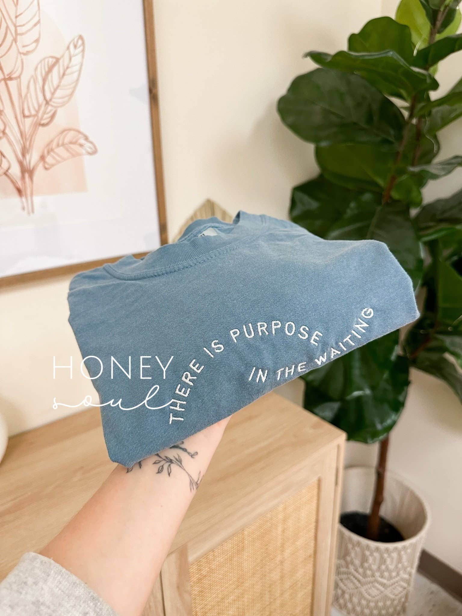 Honey Soul LLC - Vendita all'ingrosso Maglietta - Donna - Maglietta Ricamata "C'è uno Scopo nell'Attesa"2