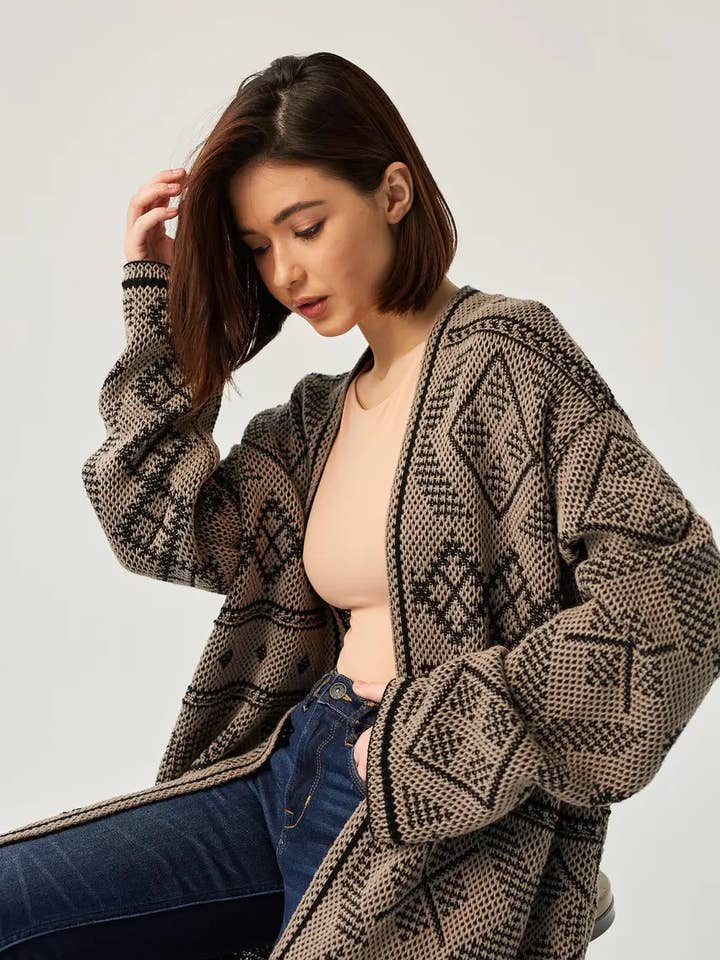 Gezellig Gebreid Damesvest Ruta Bruin voor wholesale door Handmade Originals Ukraine