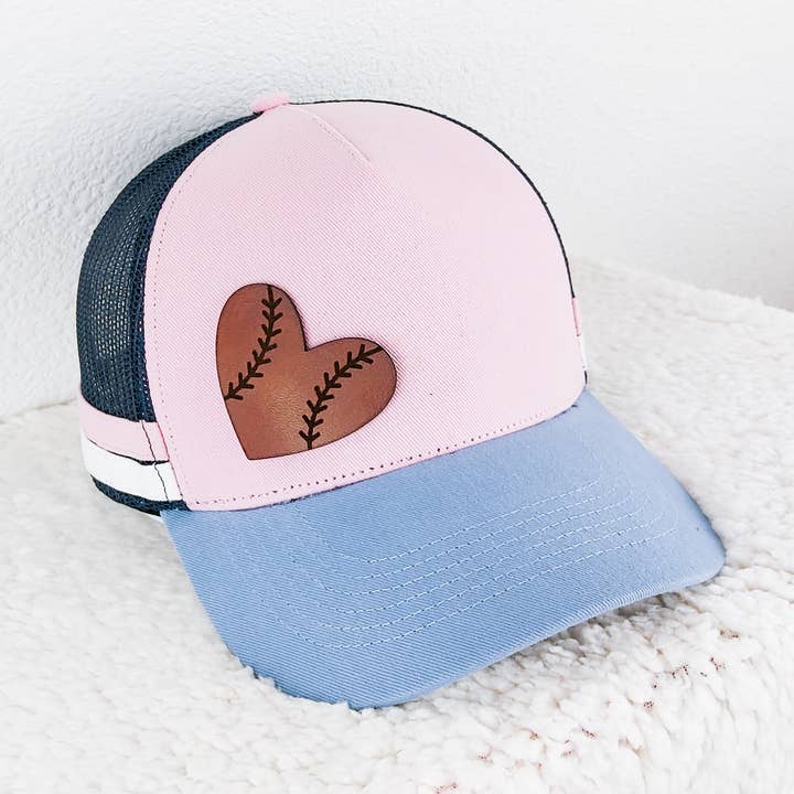 Cappello da camionista rosa e blu scuro con toppa in pelle a forma di cuore da baseball per la vendita all'ingrosso da parte di Trendy Tee Co.