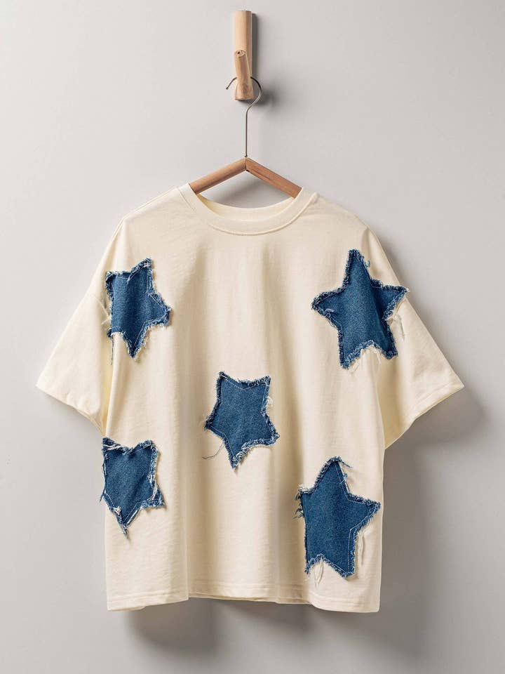 T-shirt surdimensionné avec étoile en patch denim effiloché pour la vente par Fashion Week