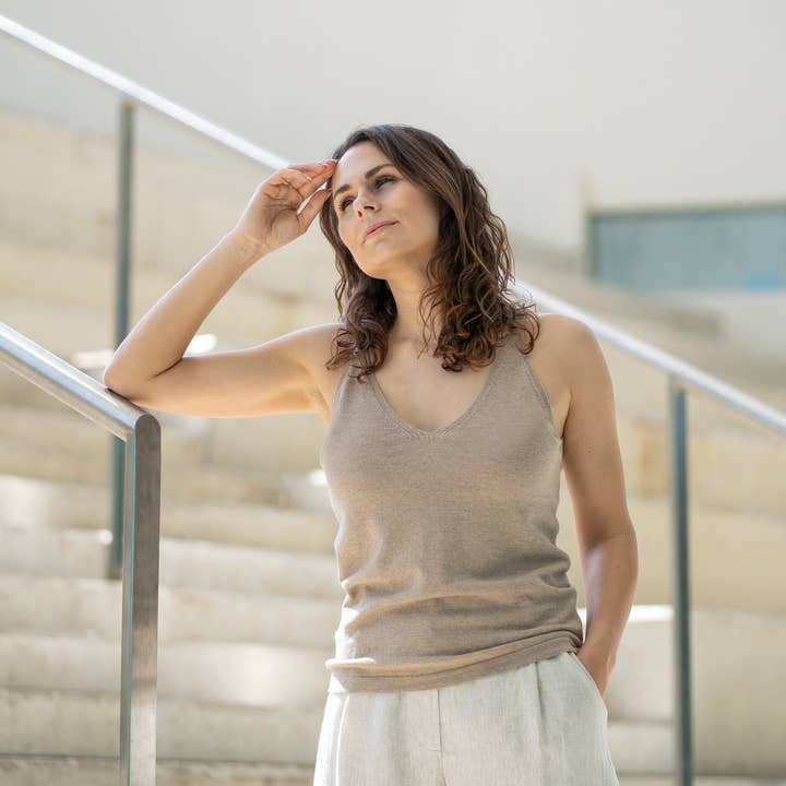 Débardeur en cachemire à col en V Lumi pour femmes pour la vente par menique