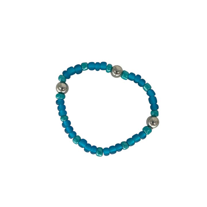 5-pak små børnearmbånd med strækperler i blå og sølv for engroshandel hos Maka Imports