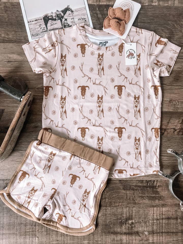 Conjunto de camiseta y pantalones cortos de bambú Cow Dogs & Antlers para venta al por mayor de The Little Western Brand
