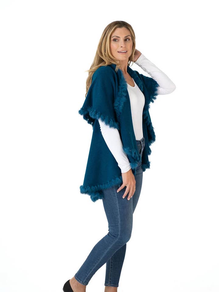 Sjal i teal med pälsdetaljer för wholesale av Heidi Kagan Designs, LLC.