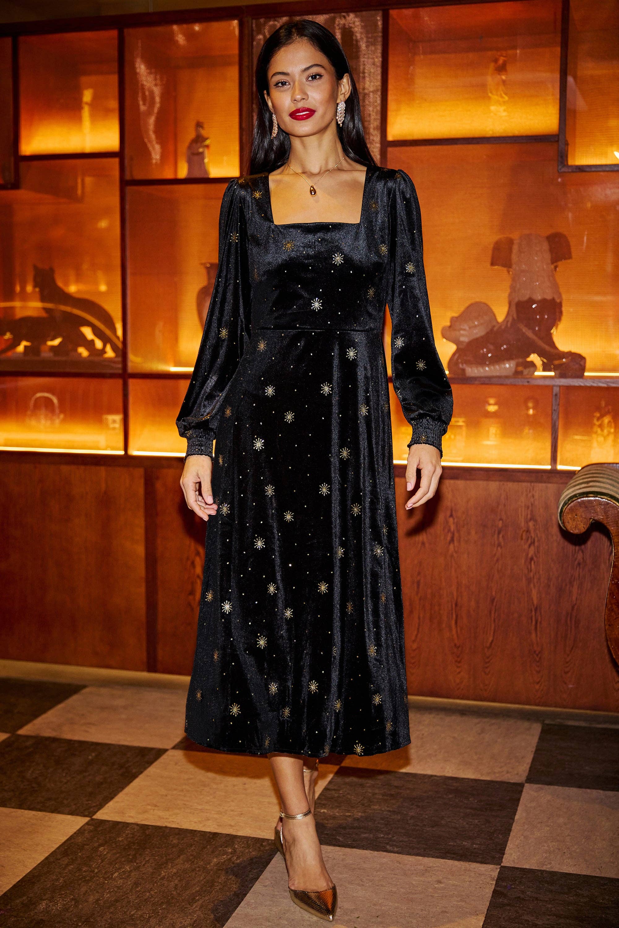 Schwarz Yumi Midikleid aus schwarzem Samt mit Sternenfoliendruck für den Großhandel auf Faire5