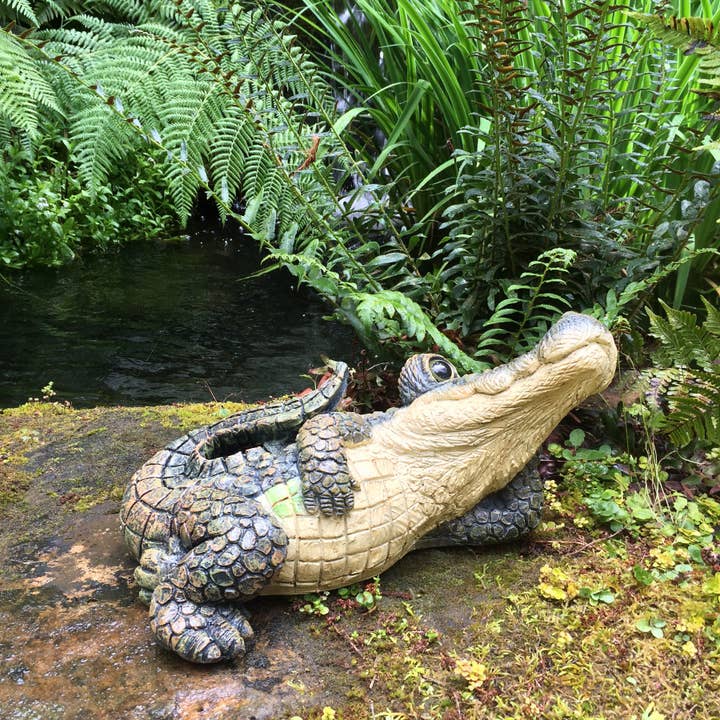 GSI Homestyles - Venta al por mayor Adornos/decoración de exteriores - Estatua de Jardín Caimán Acostado Toad Hollow™