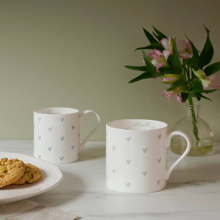 Mug Gris Cœurs pour la vente par Sophie Allport