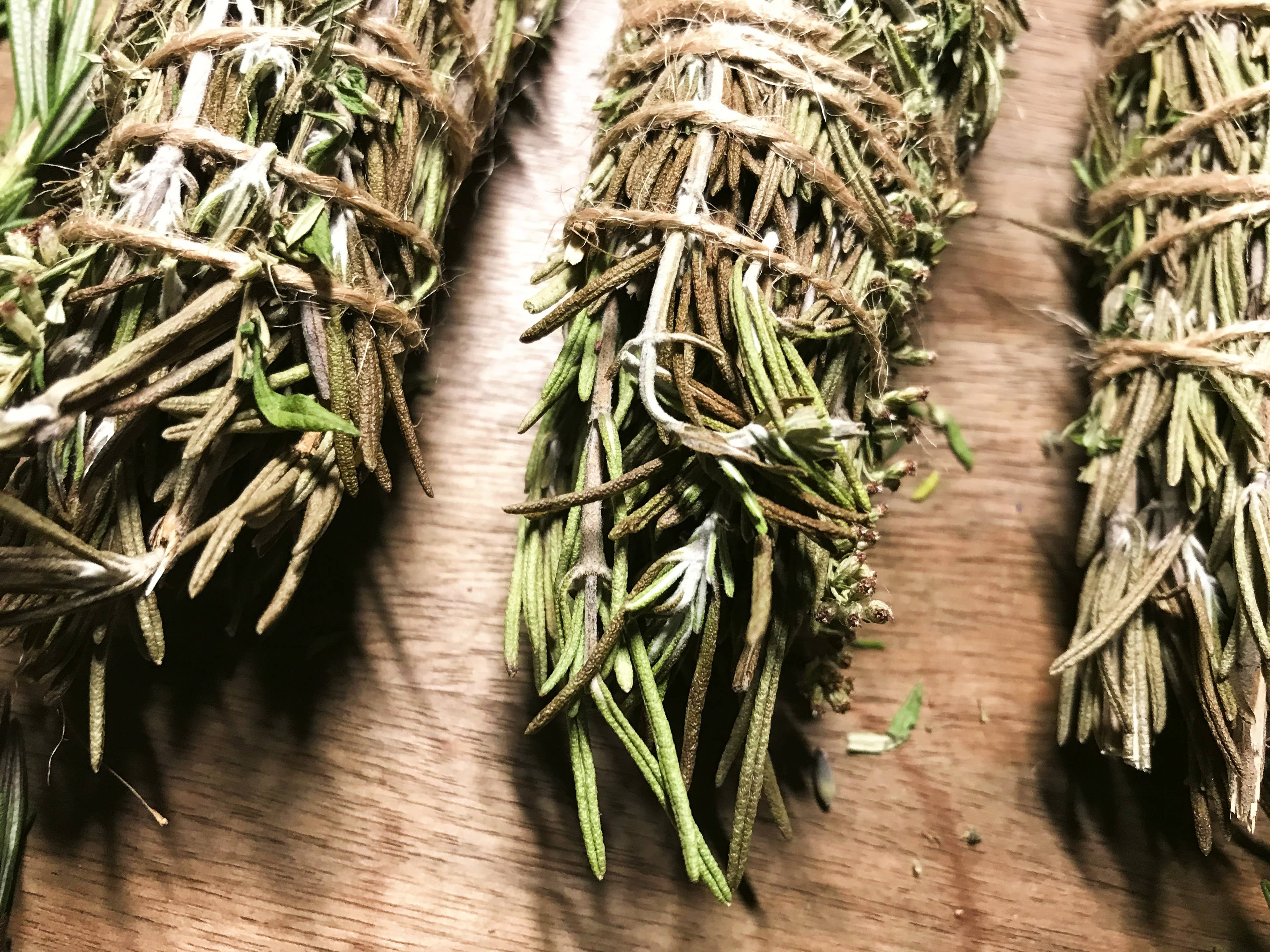 1130 CHANDLERY - Wholesale Wierrookstick - Wilde bijvoet en biologische rozemarijn smudge stick1