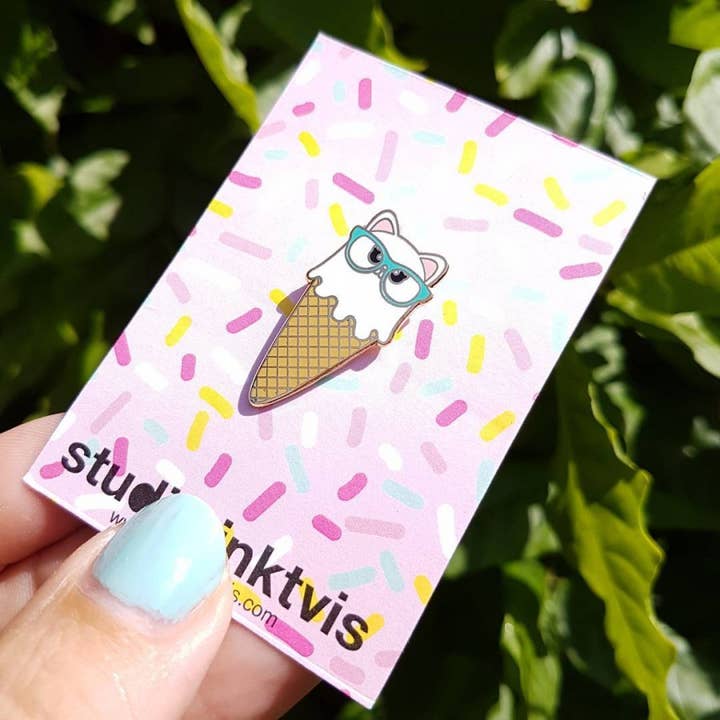 Studio Inktvis - Wholesale Lapel Pin/Button - Cat Ice cream Enamel pin1