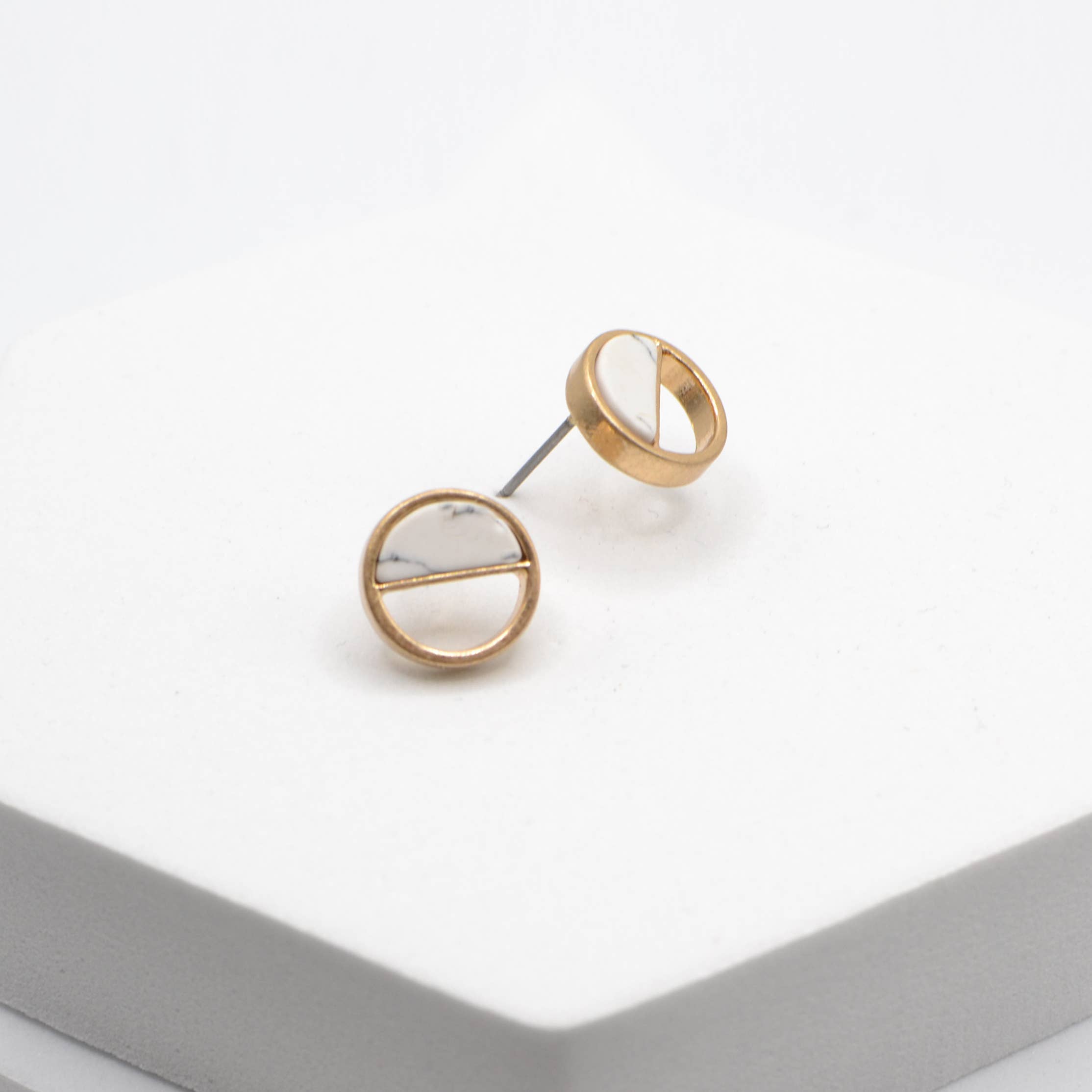 StarryNYC - Venta al por mayor Pendientes de botón/aretes de poste - Aretes Howlite con botones cepillados y corte redondo0