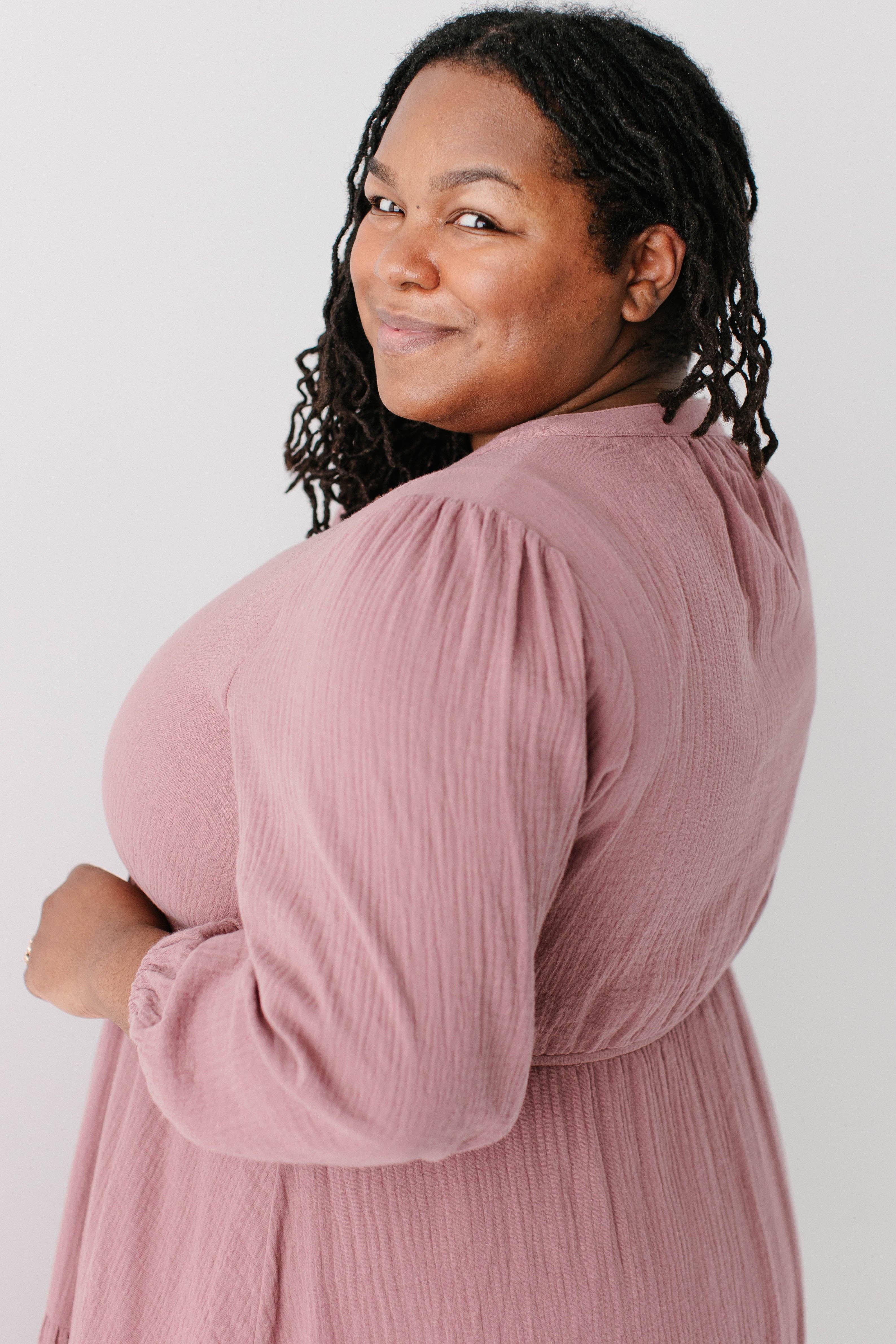 Malva polvoriento Vestido midi de gasa de algodón con botones y volantes 'Louisa' de venta al por mayor en Faire10