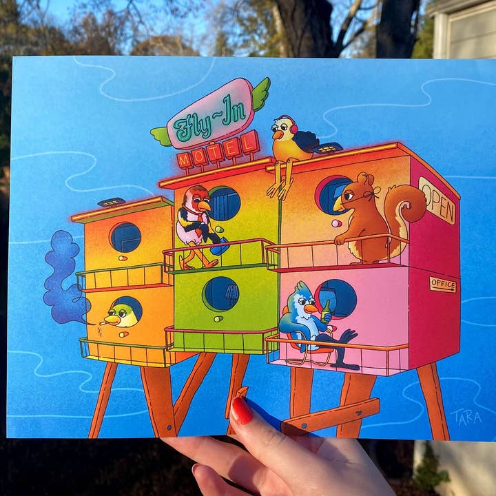 Imprimé motel oiseau | Décoration murale amusante et mignonne | Imprimé motel par avion | Impression artistique colorée | Illustration de nichoir | Décoration intérieure | Art naturel amusant pour la vente par Tara Sullivan