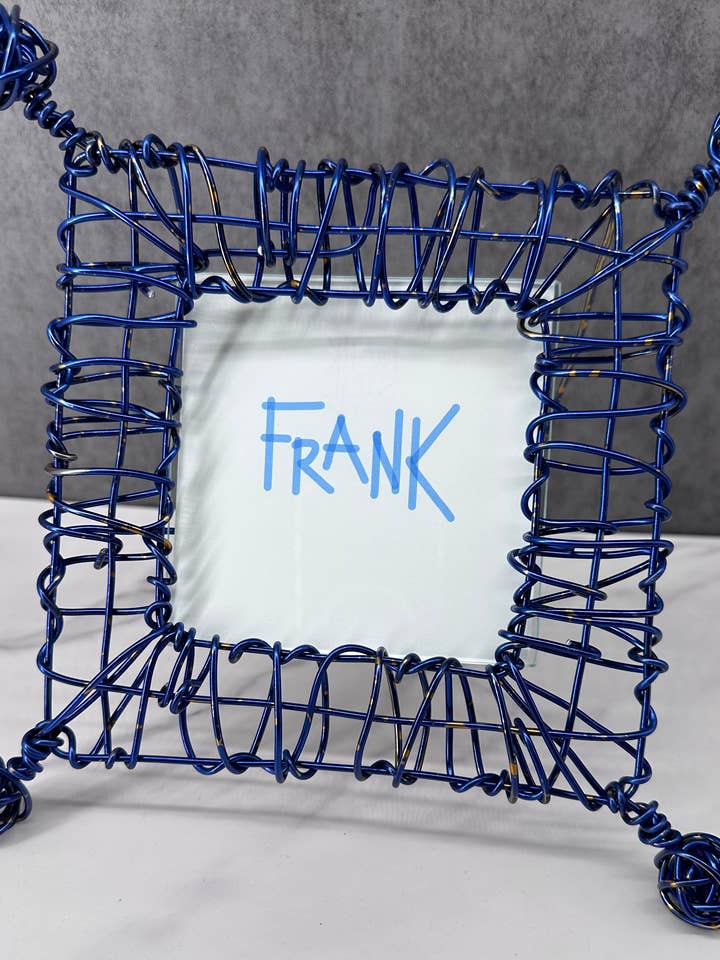 Cadre photo « Extra » en fil de fer (fenêtre de 4 x 4 pouces) bleu/doré pour la vente par Frank Steil San Francisco