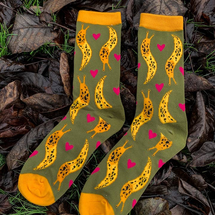 Chaussettes Banana Slug ! - 80 % bambou - 1$ à une association caritative pour la vente par Owl & Bear Studio
