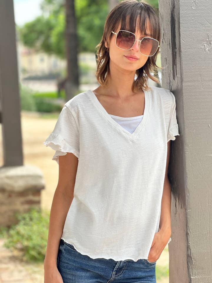 T-shirt à col en V à volants pour la vente par Billy T