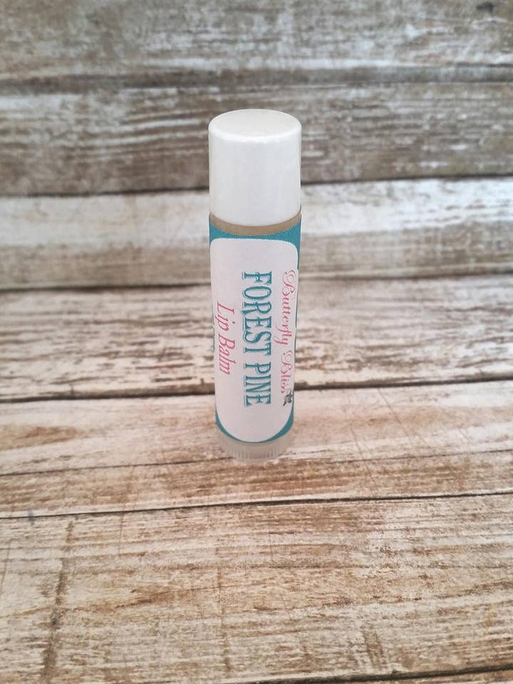 Weihnachtsbalsam | Forest Pine Lippenbalsam | Hausgemachter Balsam | Weihnachtslippenbalsam | Lippenbalsam | Strumpffüller | Bienenwachs-Lippenbalsam für den Großhandel von Butterfly Bliss