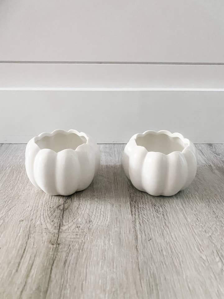 Lot de 2 pots de fleurs de citrouille en céramique pour la vente par Paper + Pallet