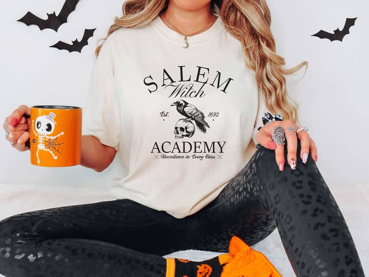 Vintage Halloween T-shirt – Salem Witch Academy T-shirt för wholesale av Stiles Tee Co.