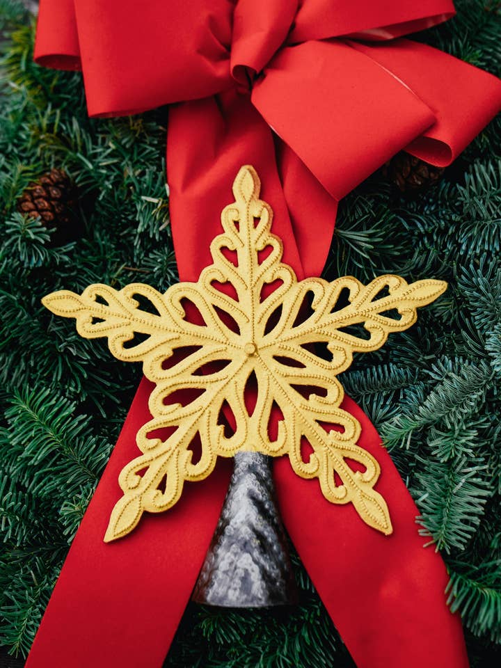 Topper arbre étoile en fleurs dorées pour la vente par Beyond Borders