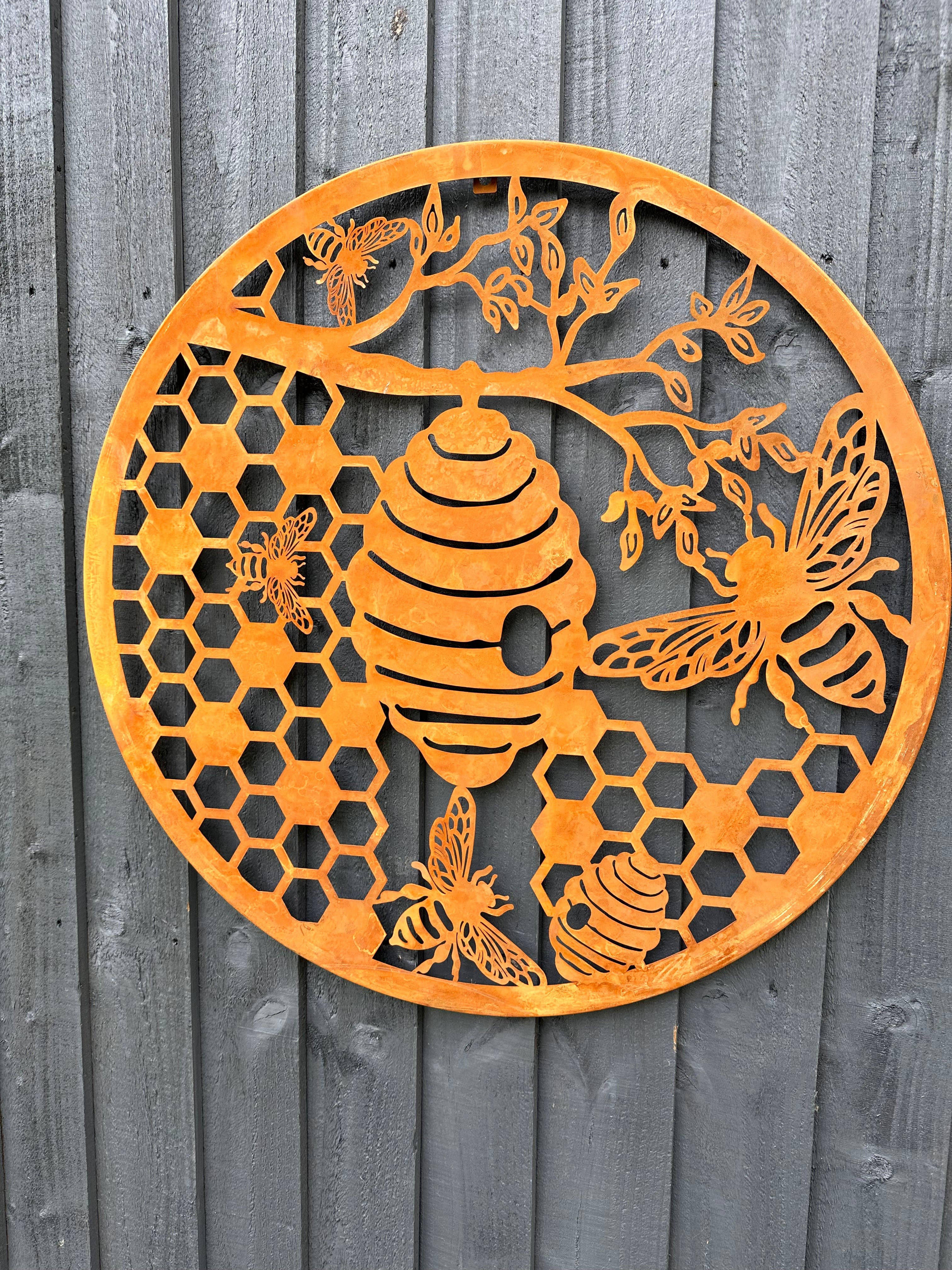 Marissa's Gifts – Arte de parede dimensional/3D por atacado – Placa de parede enferrujada de 60cm artesanal de abelhas e favo de mel Placa de parede de árvore, pátina enferrujada, arte de parede de jardim8