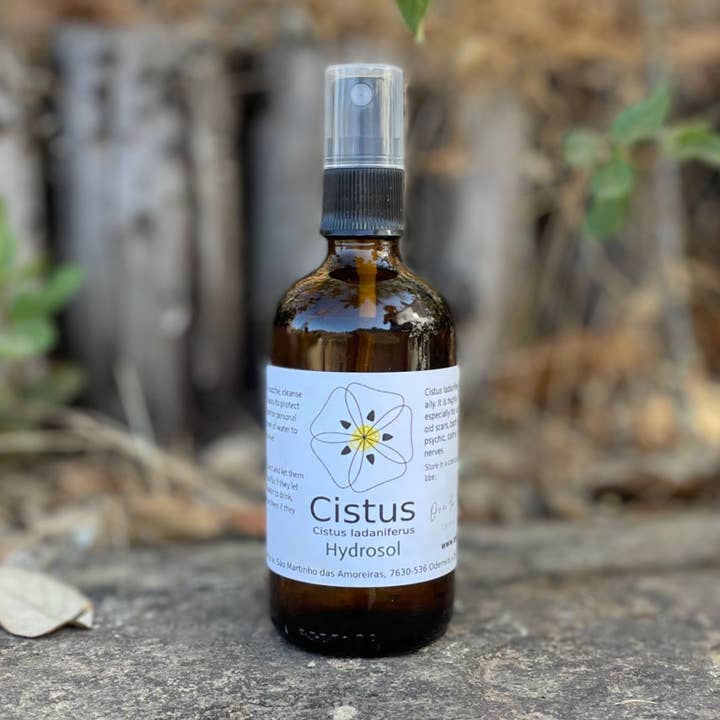 Cistus hydrosol för wholesale av Over the Edge Farm