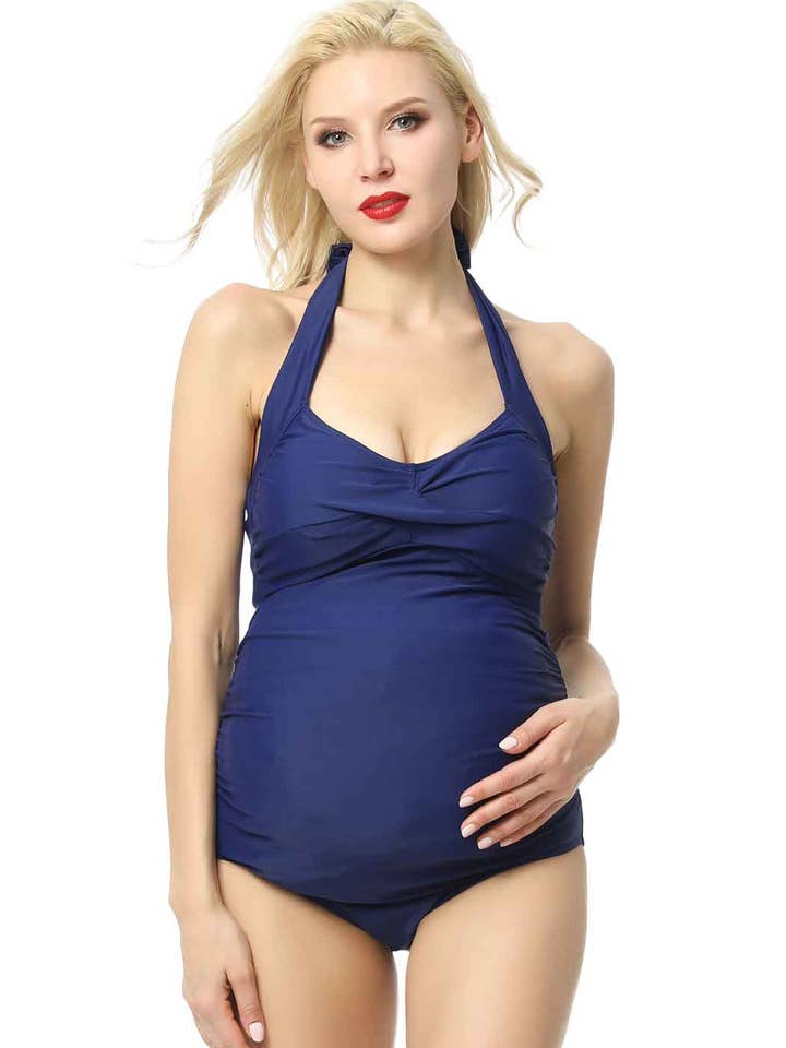 Marinha Kimi + Kai Maternity “Nancy” UPF 50+ maiô de maternidade de uma peça azul-marinho para venda a revendedores na Faire