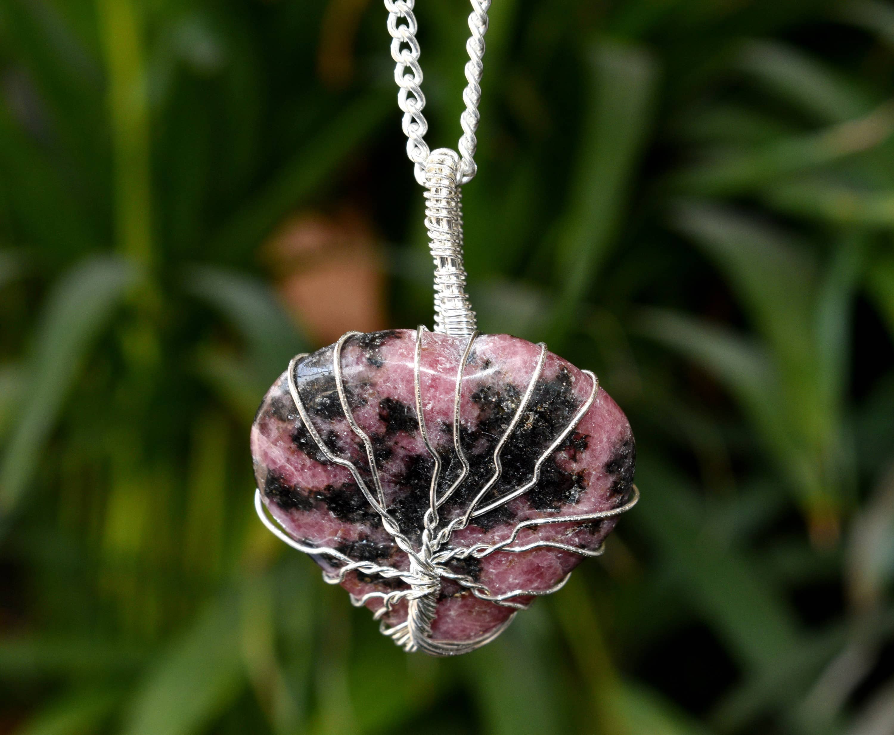 Soothing Crystals - Vendita all'ingrosso Collana con ciondolo/pendaglio - Ciondolo in cristallo a forma di cuore in argento avvolto in filo d'argento2