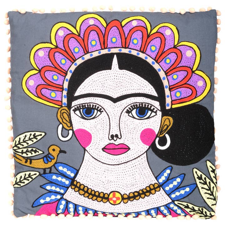 Coussin brodé gris pour la vente par Benjamin International