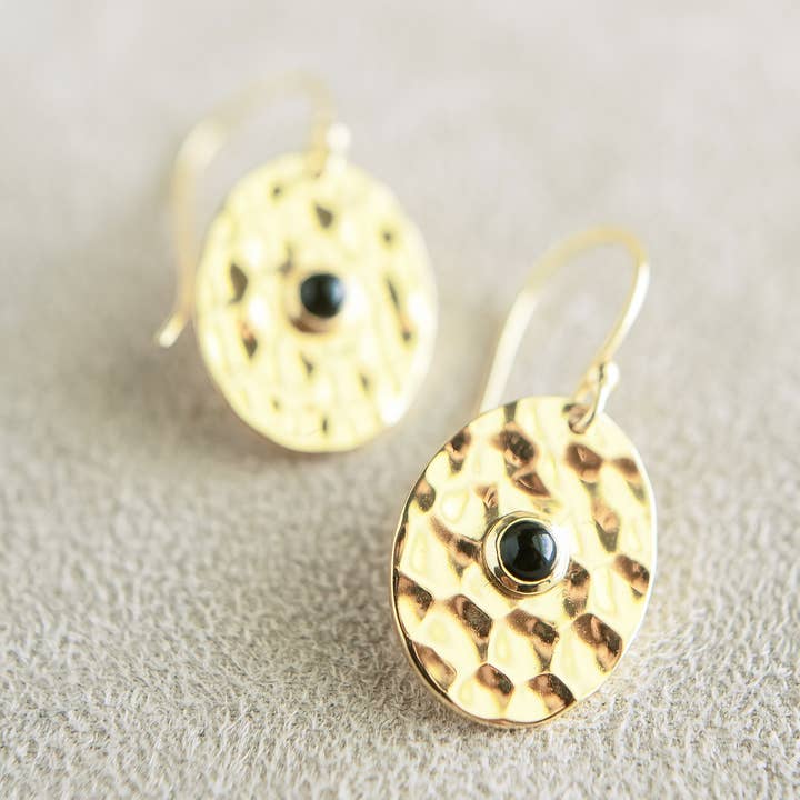 Boucles d'oreilles pendantes en forme de pétale en onyx noir pour la vente par Laura Foote Designs