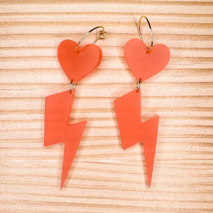 Orecchini in acrilico rosso neon Amore e Fulmine per la vendita all'ingrosso da parte di Feather & Fox Print Co.