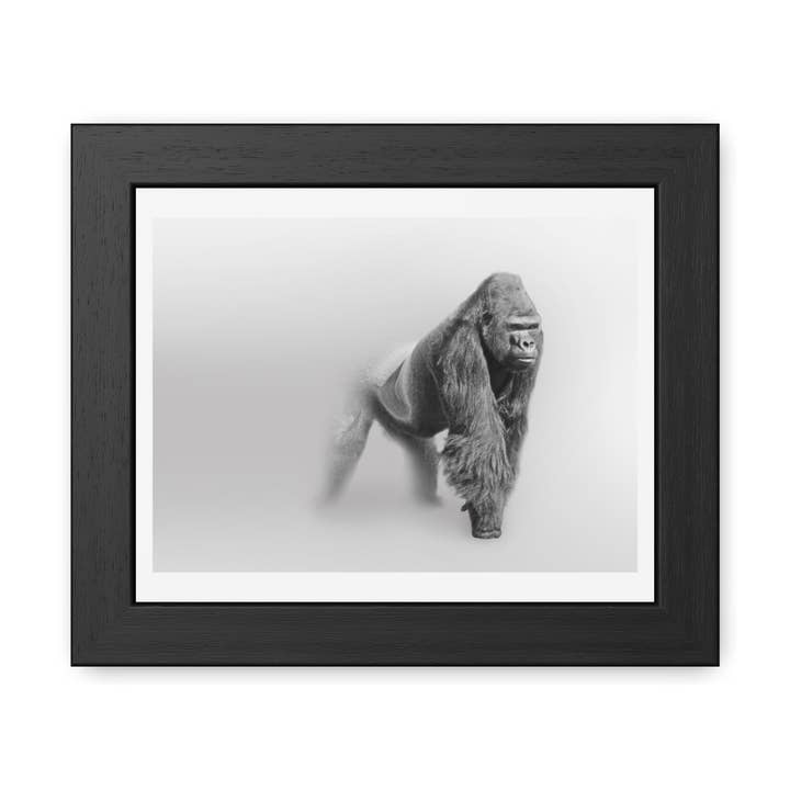 Poster Encadré Gorille Majestueux | Art Mural Monochrome pour Amoureux des Animaux pour la vente par Donkey Laserbeam