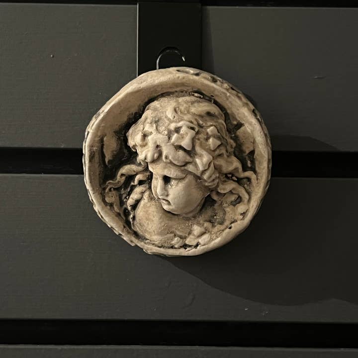 Masterpiece Studio - Wholesale Plaque - Round Cherub Medallion Wall Plaque (PL38)3