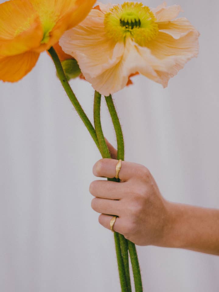 Kronblad Ring för wholesale av RAQUEL POÇO JEWELLERY