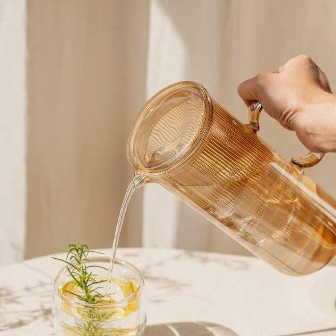 NUTS Innovations – Großhandel Sprudelwasser – Nuts Wasserkaraffe aus Borosilikatglas 1,2L, recyceltes Glas