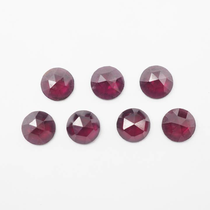 Grenat taillé en rose, 7 mm, environ 9,38 carats pour la vente par GTG Gems Corp