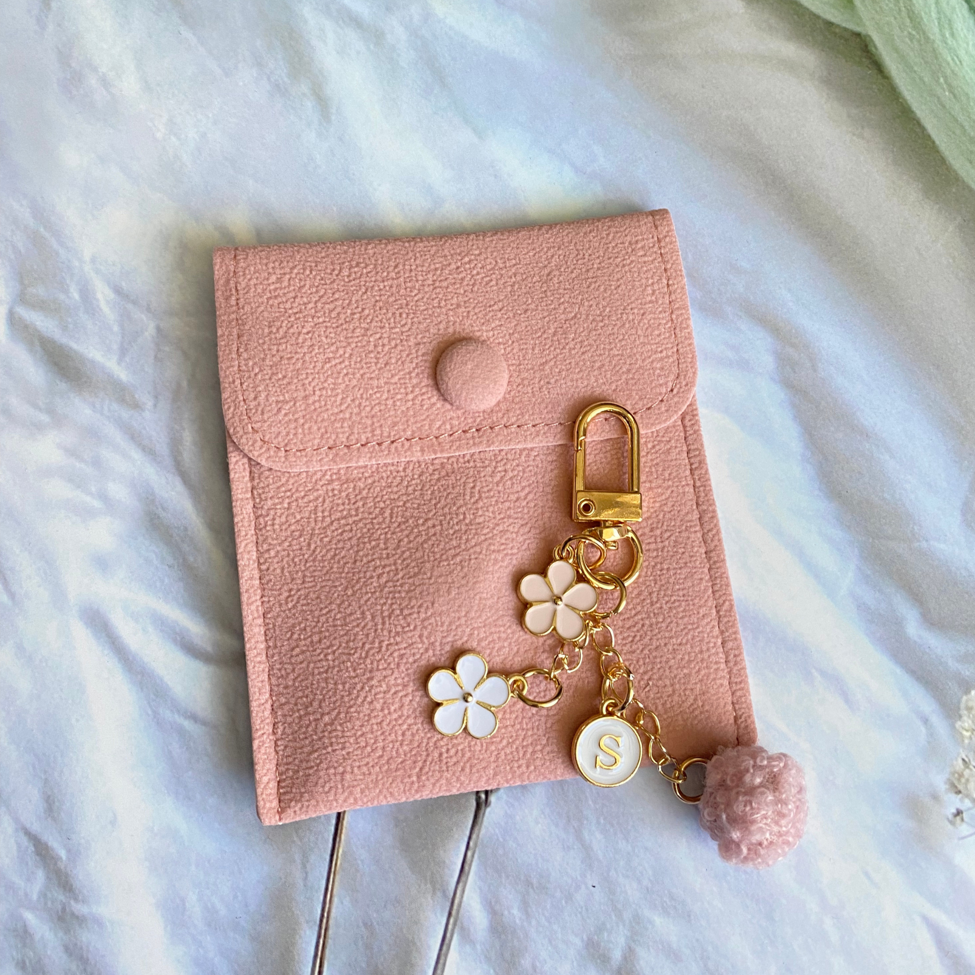 DrifWoo – Großhandel Schlüsselanhänger – Damen – Süßes, florales Initialmotiv, Schlüsselanhänger für AirPods, Zubehör für Mädchen6