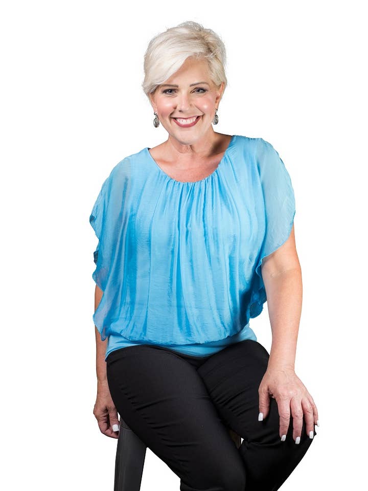 TINA Stephens Italy/Tees By Tina – Engroshandel Bluse - Dame – Aurora Flutter Fly Sleeve Silke Top m/Band Bund (BSS202)41