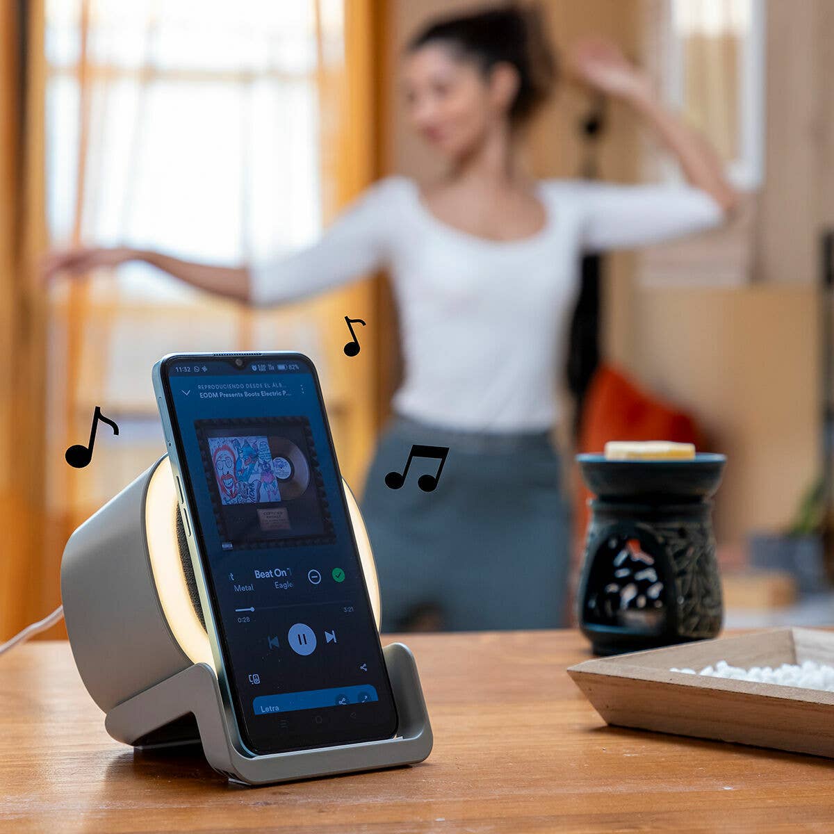 InnovaGoods - Wholesale Speakers - InnovaGoods Souwis Wireless Charger Speaker with LED5