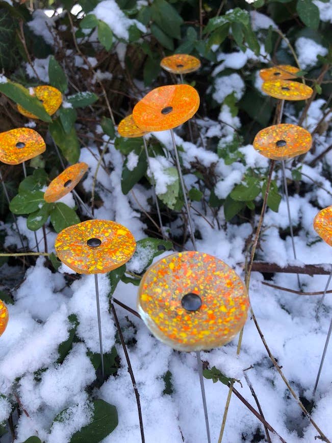 Petite fleur ronde en verre transparent orange-jaune pour extérieur pour la vente par CARNEOL GLASS